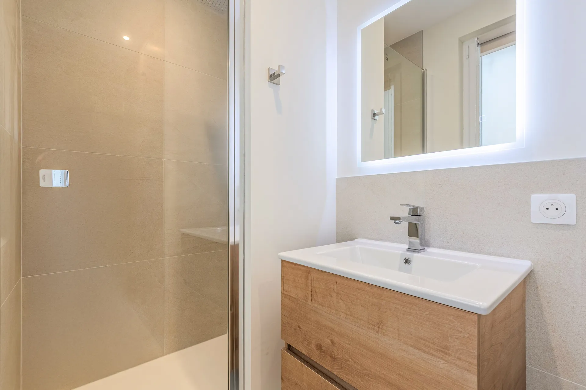 Photo d'une chambre standard — salle d'eau privative : douche, vasque et miroir rétroéclairé